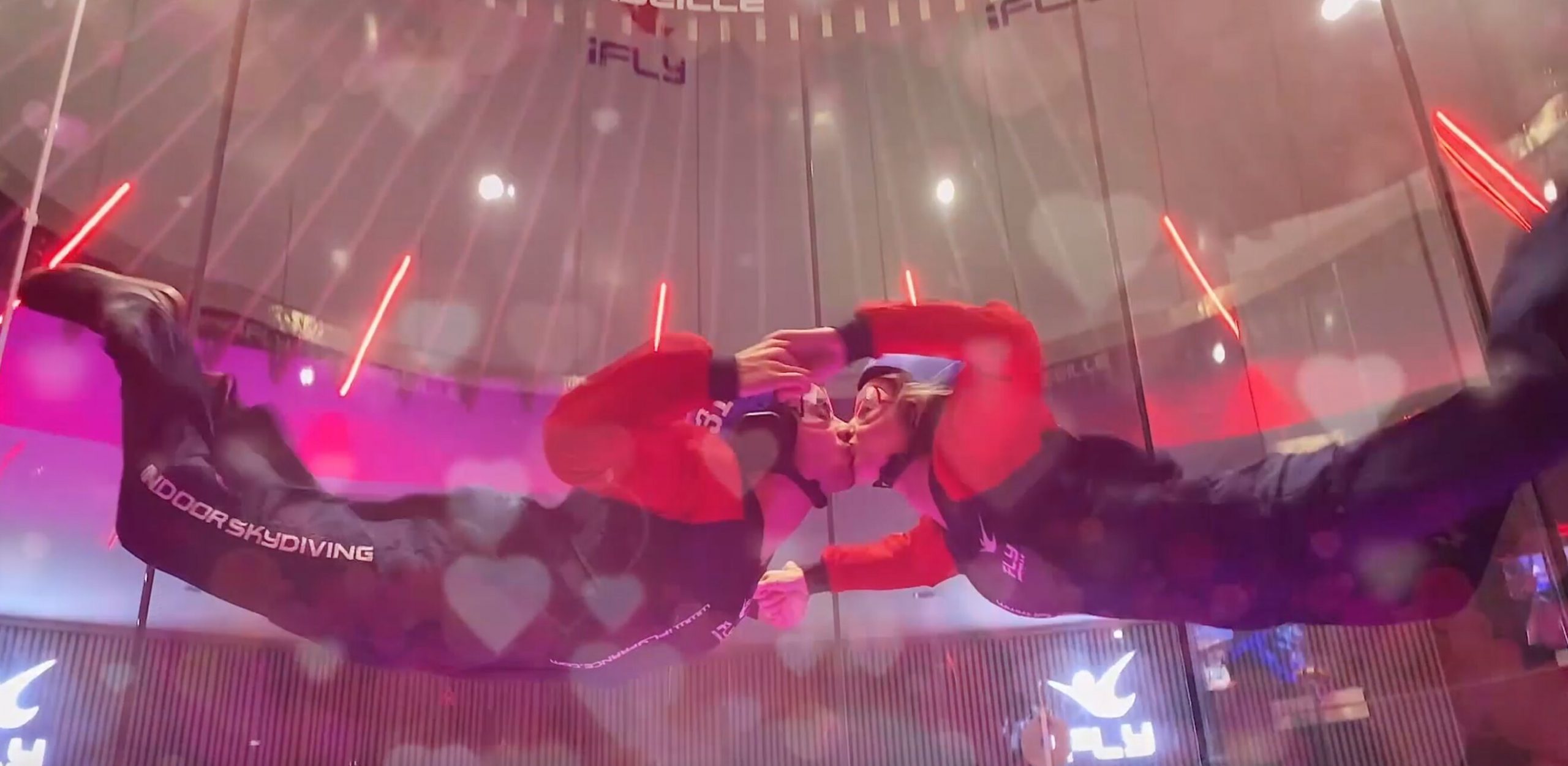 Couple volant ensemble chez iFLY Lyon pour la Saint-Valentin