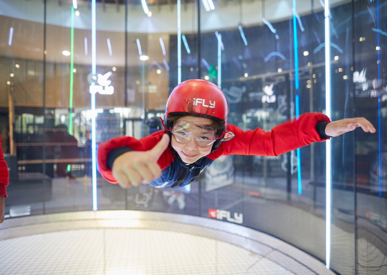 Enfant découvrant la chute libre indoor à Lyon