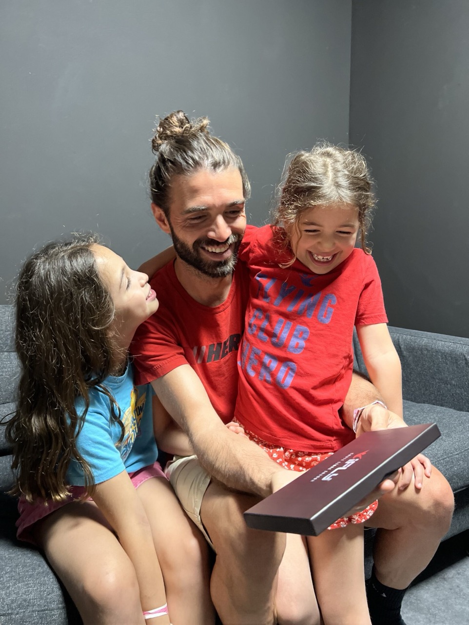 papa avec ses enfant et une flybox ifly lyon chute libre indoor