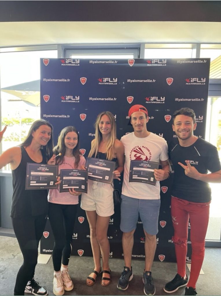 photo souvenir avec le moniteur et les diplome de vol