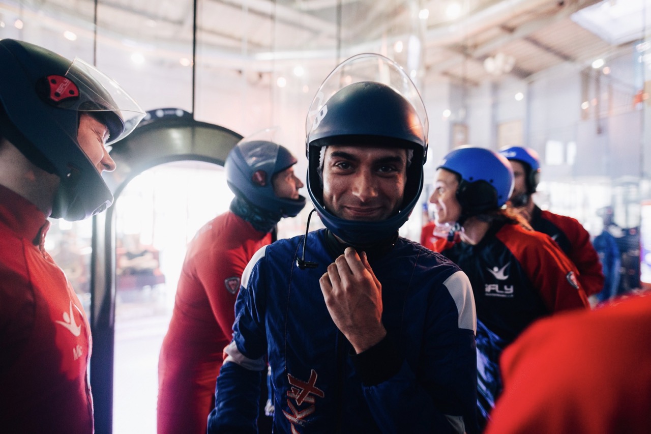 participant en combinaison de vol avec casque chute libre indoor ifly lyon